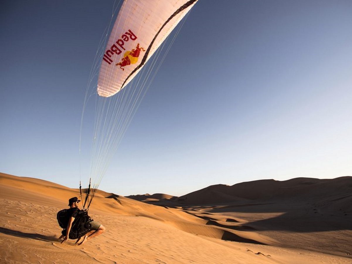 Полет с парапланер над огромните пясъчни дюни