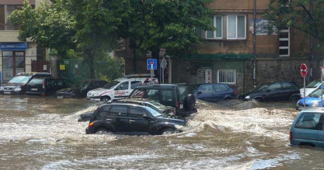 Силни валежи и градушки около 15 сантиметрова покривка от ледени