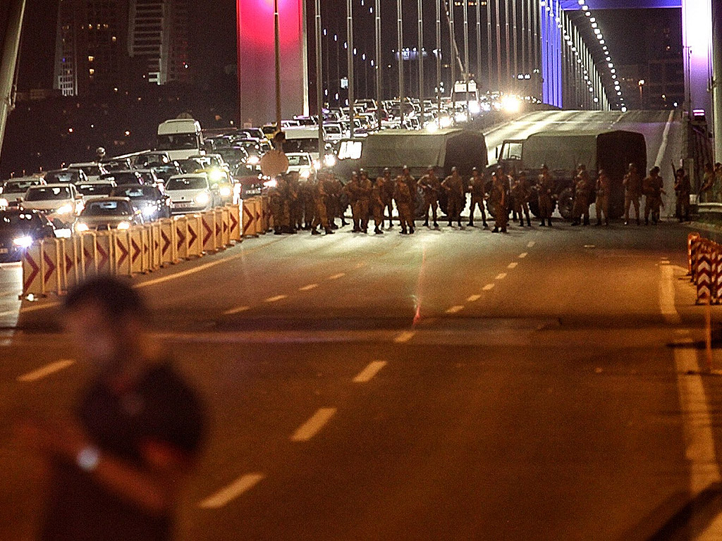 Турските въоръжени сили заявиха, че са взели властта в страната, за да опазят демократичния ред и човешките права