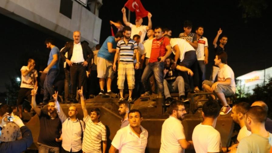 Превратът в Турция е осуетен, Ердоган кацна в Истанбул