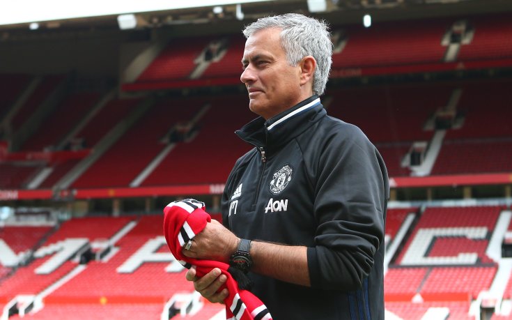 Голям смях! Феновете на Юнайтед към Жозе: Седни си!