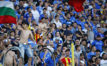 ВИДЕО: Играчи и фенове на Левски се забавляват заедно