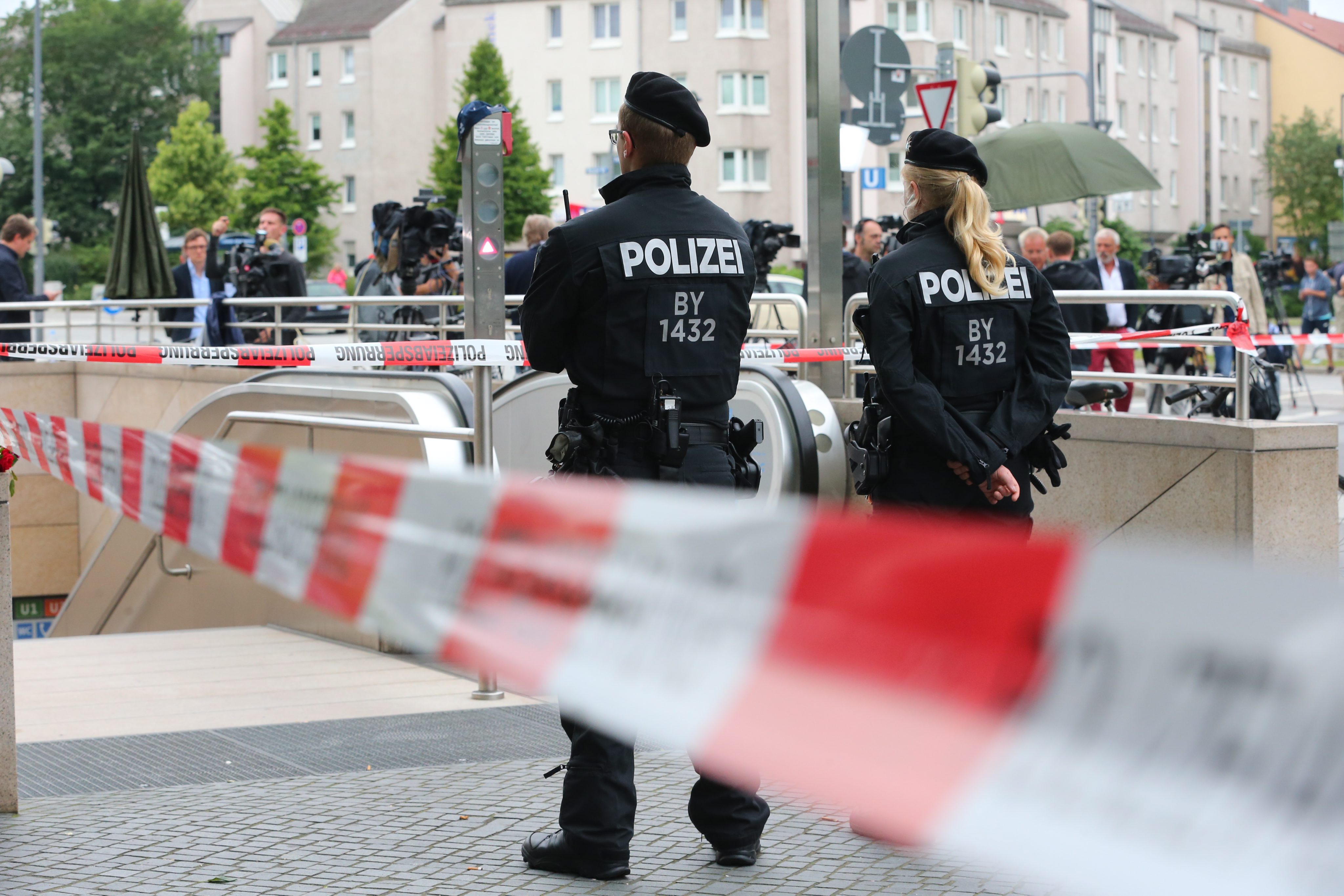 Вечерта на 22 юли в центъра на Мюнхен се разнесоха изстрели. Стрелбата бе насочена срещу хора пред търговския център „Олимпия“. По последни данни са загинали 10 души, включително стрелецът. Ранените са 16. Целият градски транспорт беше спрян. Градът беше блокиран от над 2000 полицаи.
