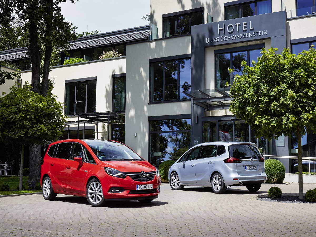 Opel Travelling Lounge: това е мотото, под което преминава презентацията на новия Opel Zafira. Убедих се лично в подвижния лоундж, който компанията е спретнала за големите семейства. Сравненията не са случайни и не са преувеличени.