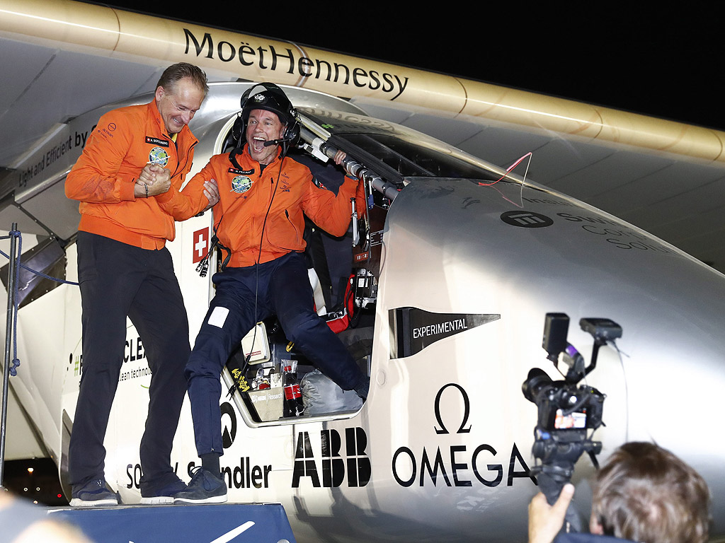 Пилотите на Solar Impulse 2, Бертран Пикар и Андре Боршберг празнуват след края на първият околосветски полет, без използването на гориво. Експеримента за полет захранван единствено от слънцето започна околосветска обиколка от Абу Даби на 9 март, 2015 и успешно приключи отново в Абу Даби на 26 Юли 2016.