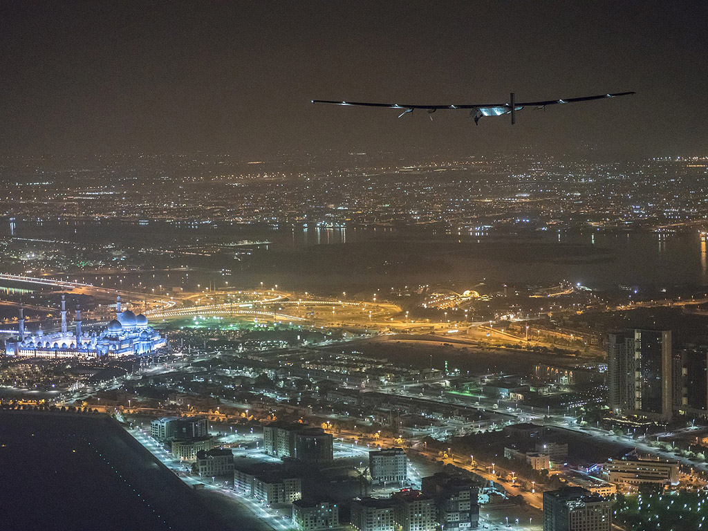 Solar Impulse 2 пилотиран от швейцарския пионер Бертран Пикар преди неговото кацане в Абу Даби, ОАЕ, за да завърши първият околосветски полет, без използването на гориво. Експеримента за полет захранван единствено от слънцето започна околосветска обиколка от Абу Даби на 9 март, 2015 и успешно приключи отново в Абу Даби на 26 Юли 2016.
