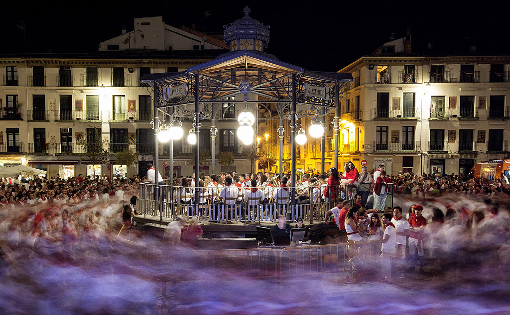 Местни жители и посетители изпълняват "La Revoltosa" традиционен танц по време на празниците на светите покровители на град Тудела, област Навара, Испания
