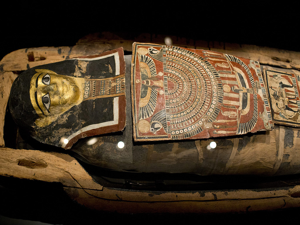 Египетска мумия на 2200 години в оригинален ковчег по време на изложбата "Тайните на балсамирането" в Музея на Израел, Йерусалим. Мумията която бе подарена на Библейския институт в Ерусалим през 1930 г. от йезуитския институт в Александрия, след някои съвременни изследвания е определена, че е на човек на възраст между 30 до 40 години