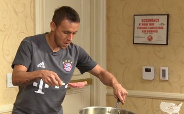 Предизвикателство за играчите на Байерн: Кой ще направи най-добър бургер?