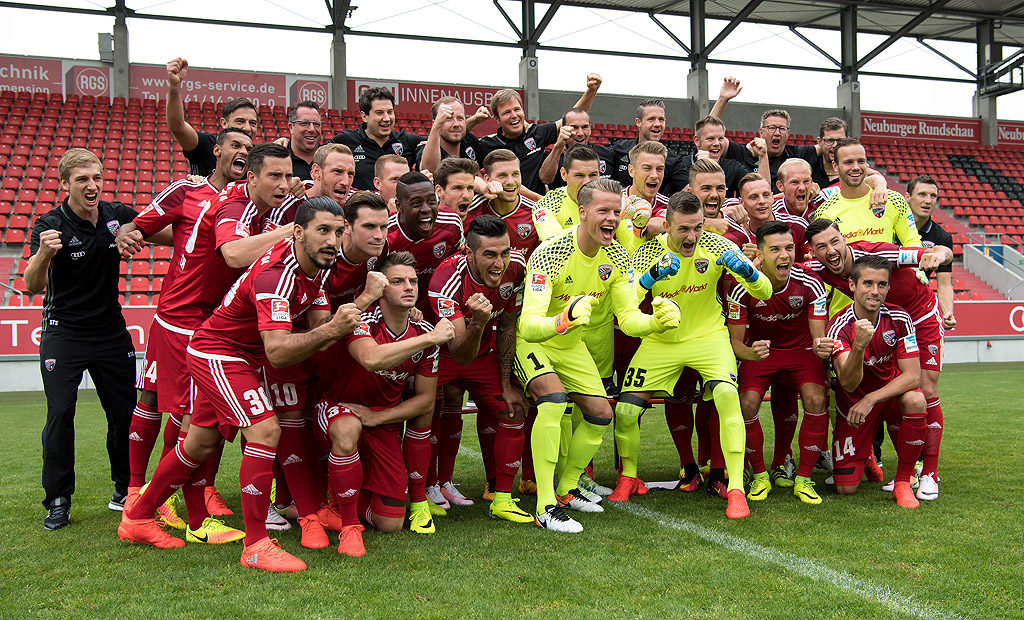 Футболисти и служители след официалната снимката на отбора на Инглощат за сезон 2016/17 в Бунделсигата на Германия