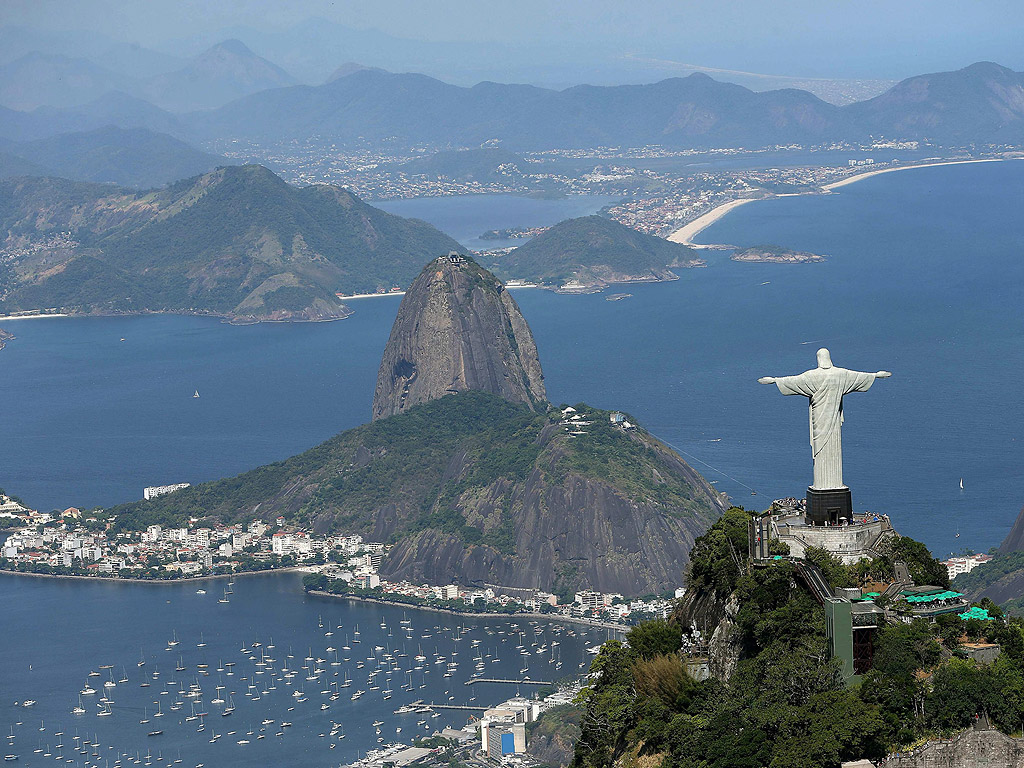 Рио де Жанейро е вторият по големина град в Бразилия след Сао Пауло и служи за столица на страната от 1764 до 1960, когато столицата е преместена в Бразилия. На хълма Корковадо се намира прочутата статуя на Иисус Христос, наречена Христос Спасителя