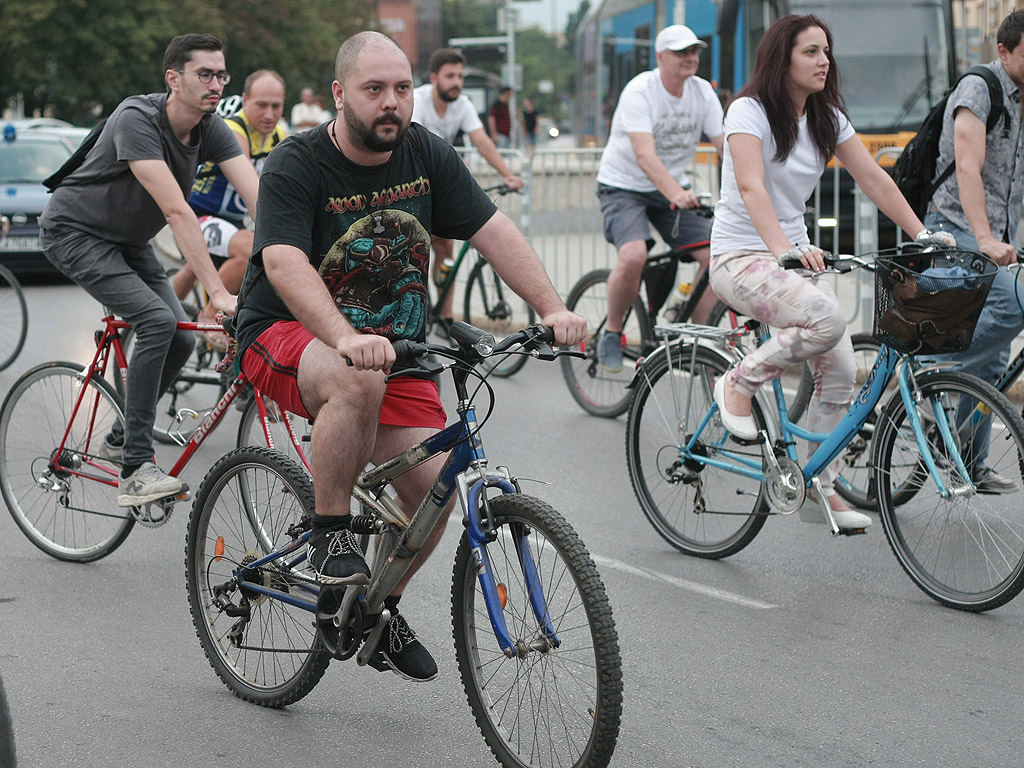 Вело протест "Критична маса"се проведе в София днес от 19 часа. Шествието започна от пилоните пред НДК. Велосипедистите искат да покажат, че "не пречат на движението, а са движението". Колоездачите искат да напомнят на шофьорите да не паркират на вело-алеите така, както те не си оставят велосипедите по средата на улицата.