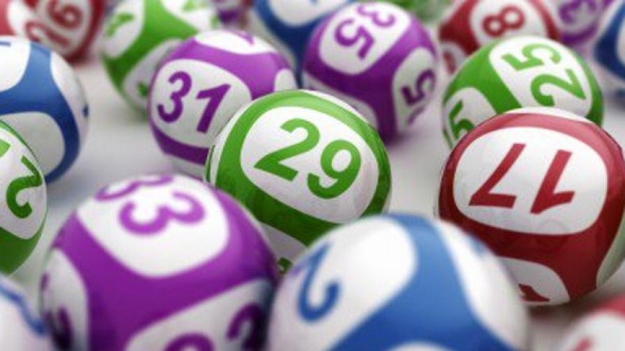 Накратко: Черна или червена карта - лотарията в Тайланд, която решава съдби за секунди