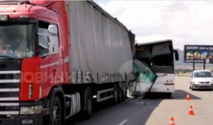 ТИР и пътнически автобус се блъснаха край Търговище