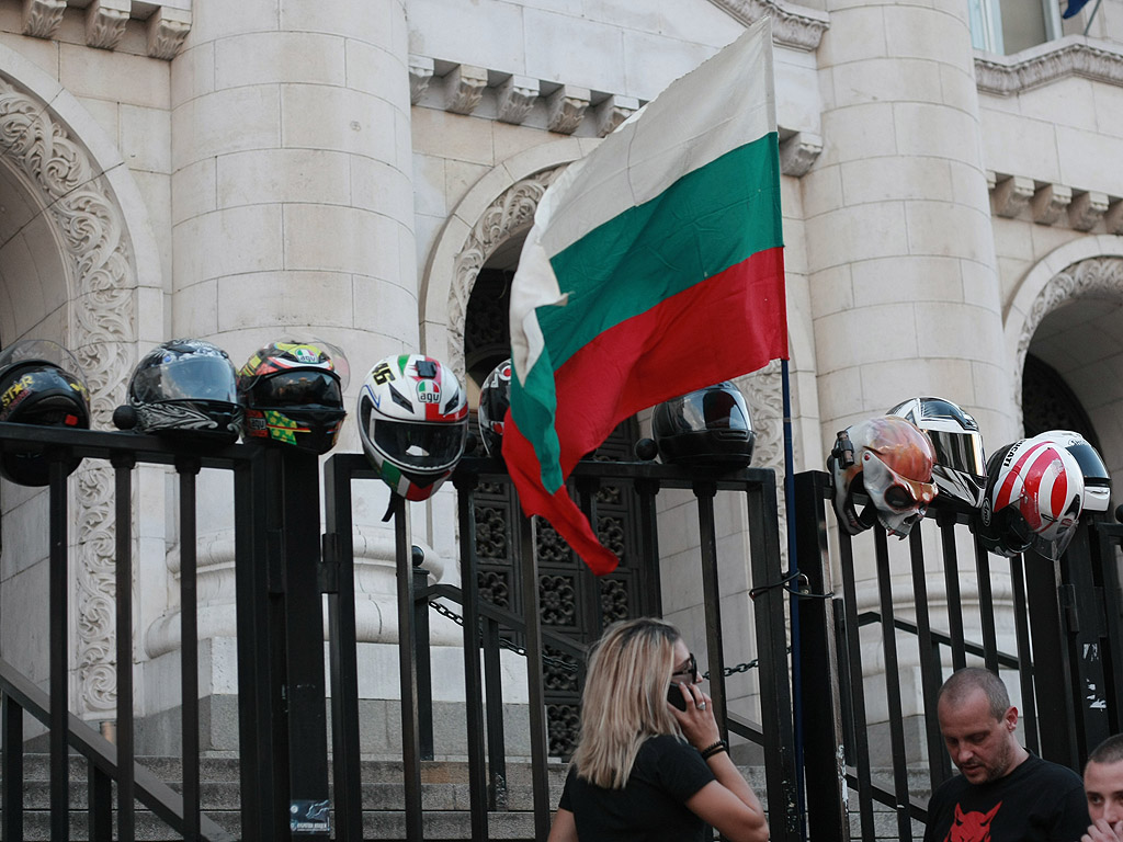 Къде скрихте Фарук Бакташ, питат рокери на протест пред турското посолство и Съдебната палата