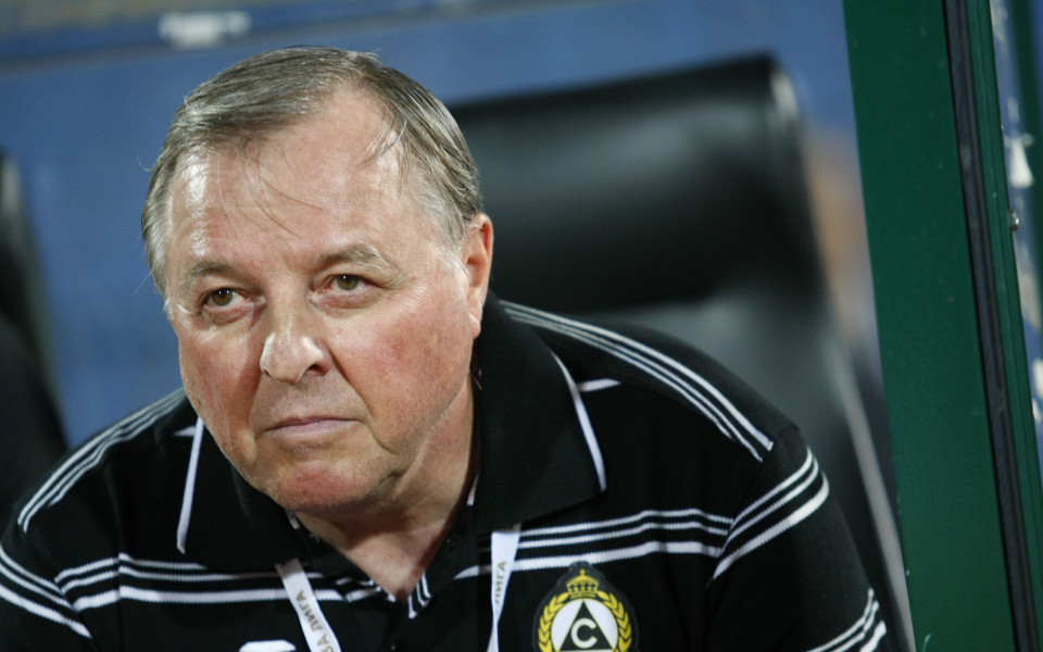 Бившият старши треньор на Славия Александър Тарханов ще остане в