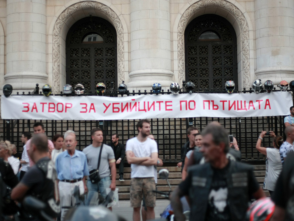 Рокери, адвокати и колеги на съдийката предупредиха, че е абсурдно да се налага подобна мярка за неотклонение на убиец на двама души, при това чужденец, който минава само транзит през страната. Стотиците протестиращи хвърляха жълти стотинки по сградата на Съдебната палата и скандираха "Мафия". Те искат справедливост, а решението на съда да пусне заподозрения под домашен арест, според тях не е справедливост