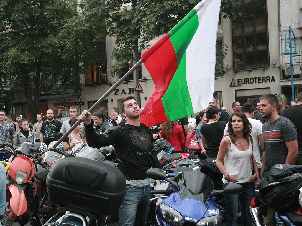 Рокери, адвокати и колеги на съдийката предупредиха, че е абсурдно да се налага подобна мярка за неотклонение на убиец на двама души, при това чужденец, който минава само транзит през страната. Стотиците протестиращи хвърляха жълти стотинки по сградата на Съдебната палата и скандираха "Мафия". Те искат справедливост, а решението на съда да пусне заподозрения под домашен арест, според тях не е справедливост