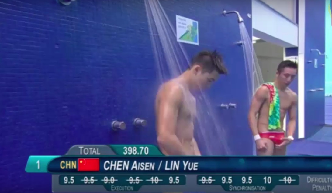 Ето какво означава да уловиш точния момент. Вижте снимки на плувци от Олимпийските игри в Рио, които изглеждат като цензурирани порно звезди, тъй като надписите с временни резултати прикриват частта на мъжете с бански и така изглежда сякаш всички са голи.
