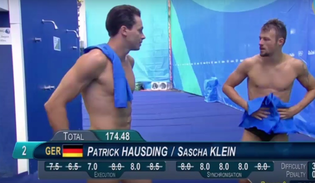 Ето какво означава да уловиш точния момент. Вижте снимки на плувци от Олимпийските игри в Рио, които изглеждат като цензурирани порно звезди, тъй като надписите с временни резултати прикриват частта на мъжете с бански и така изглежда сякаш всички са голи.