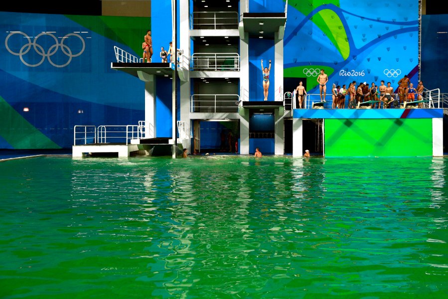 Олимпийският басейн в Рио зелена вода1