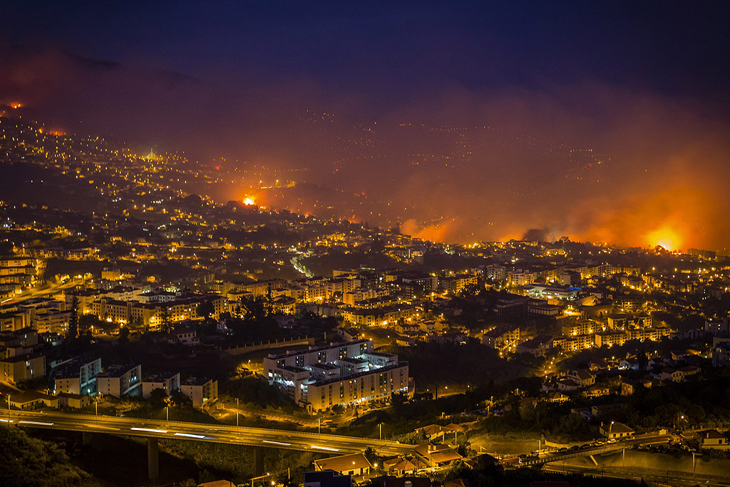 Горски пожари във Фуншал, остров Мадейра, Португалия. Огънят е довел до евакуацията на 400 души. Португалия остава в повишена готовност заради 350 горски пожара които са активни на нейна територия