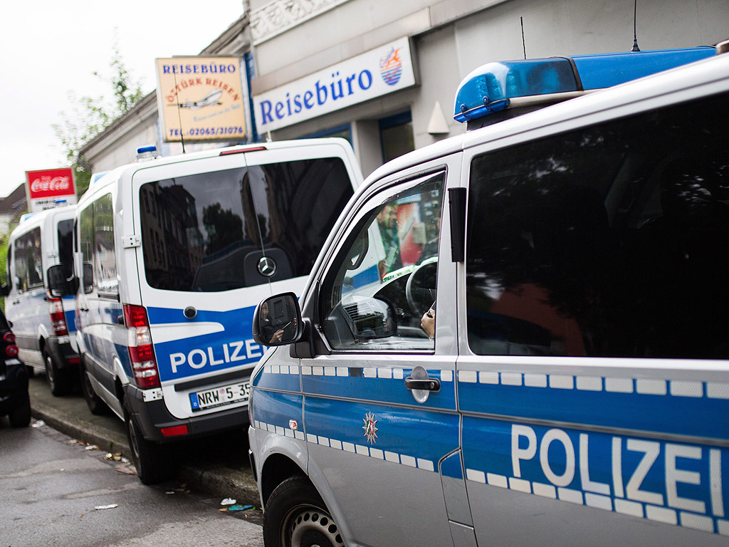 Микробуси на полицията са спрели пред турска туристическа агенция в Дуисберг, Германия. В няколко града на Северен Рейн Вестфалия започнаха проверки рано сутринта срещу хора заподозрени за връзки с ислямистки среди, по заповед на германската федерална прокуратура.