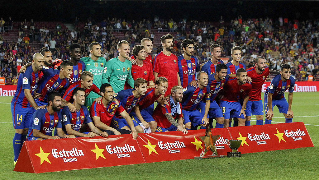 Играчите на Барселона празнуват с Купата на турнира Хуан Гампер, след като победи Сампдория на стадион Камп Ноу в Барселона, Испания.
