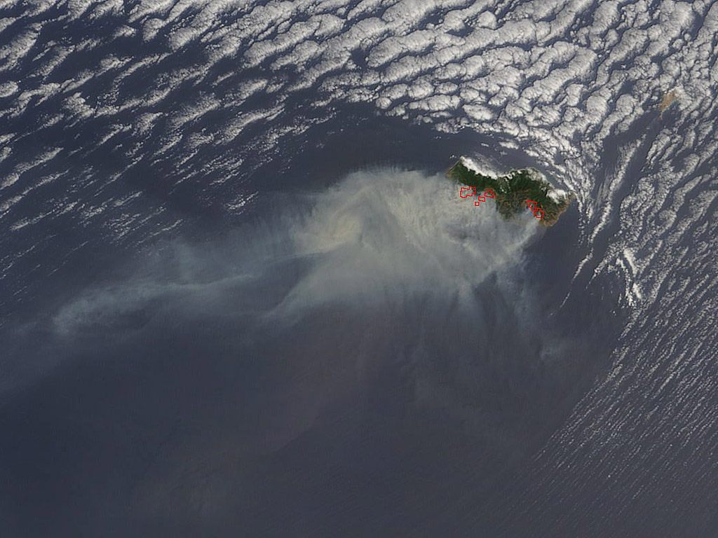 Снимка от космоса на португалския остров Мадейра, обхванат от пламъци