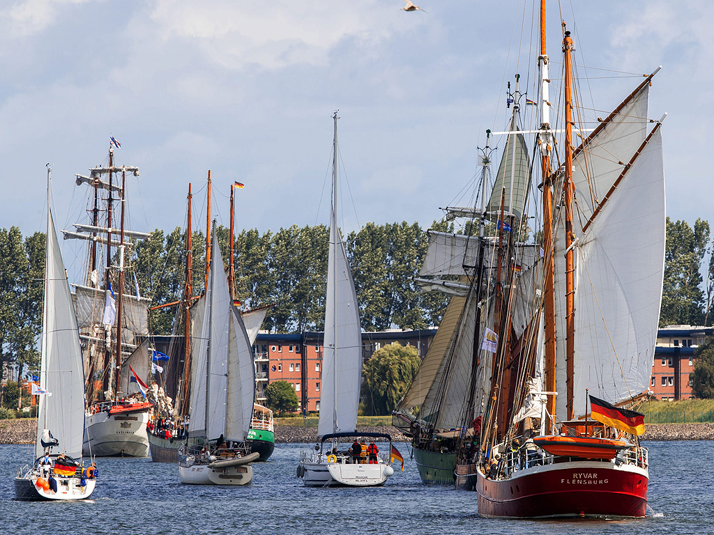 Традиционни и исторически ветроходни кораби плават по река Варнов за Балтийско море преди началото на морския фестивал "Hanse Sail" в Рощок, Германия. Около 180 исторически кораби и над един милион посетители се очакват на фестивала, който се провежда от 11 до 14 август 2016 г.