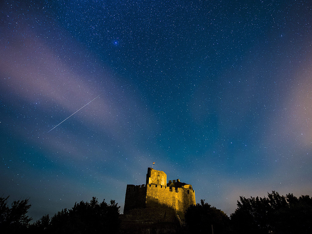 Метеорит изгаря в атмосферата над замъка в етнографското село Холоко от списъка на световното наследство на ЮНЕСКО, на 80 км североизточно от Будапеща, Унгария. През първата половина на август е традиционно най-доброто време, за да се видят падащи метеори
