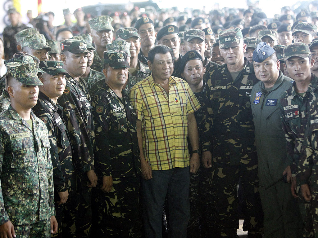 Филипинският президент Родриго Дуретре позира за фотографите с войници по време на посещението си на остров Сулу, Филипините. Според медиите, Родриго Дутерте е кацнал в Хола, остров Сулу, за да разпореди на Филипинската армия да "унищожи терористичната групировка "Абу Саяф", преди Филипините да бъдат замърсени от вируса ДАЕШ". Бунтовническа група е известна с изнудване, отвличания и бомбени атентати. Те все още държат заложници от Норвегия, Холандия, Индонезия, и Малайзия