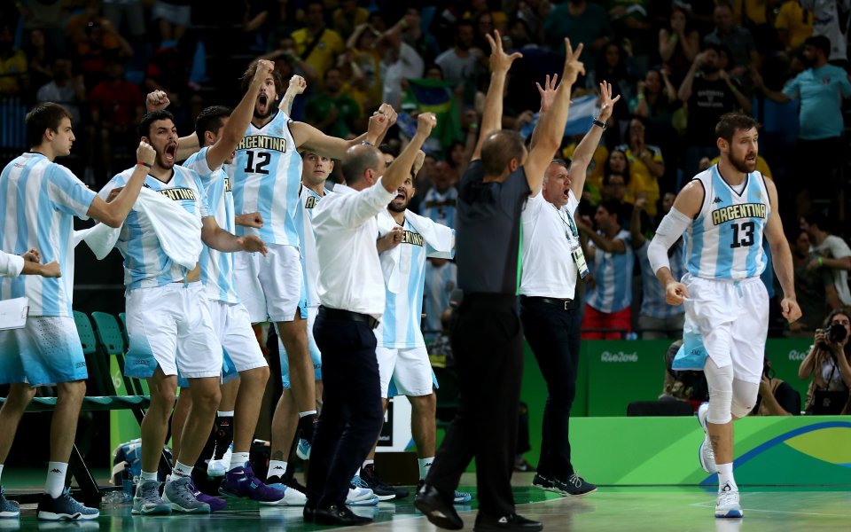 Аржентина победи Бразилия след две продължения в баскетбола при мъжете