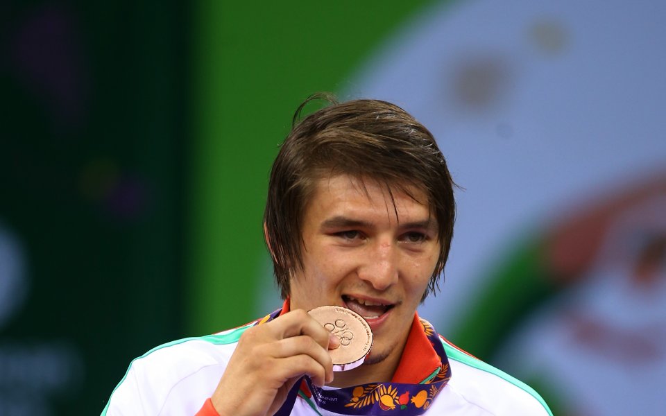 Даниел Александров се класира за полуфиналите на европейското първенство по борба