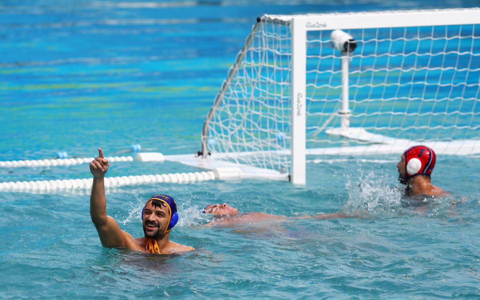 Черна гора си осигури място на четвъртфиналите по водна топка