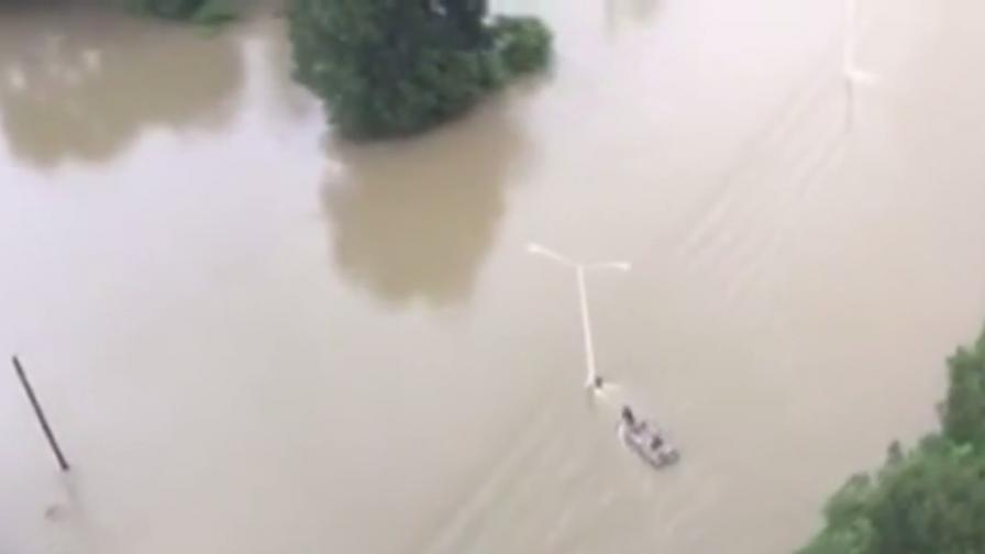 Хиляди евакуирани в Луизиана, има и жертви