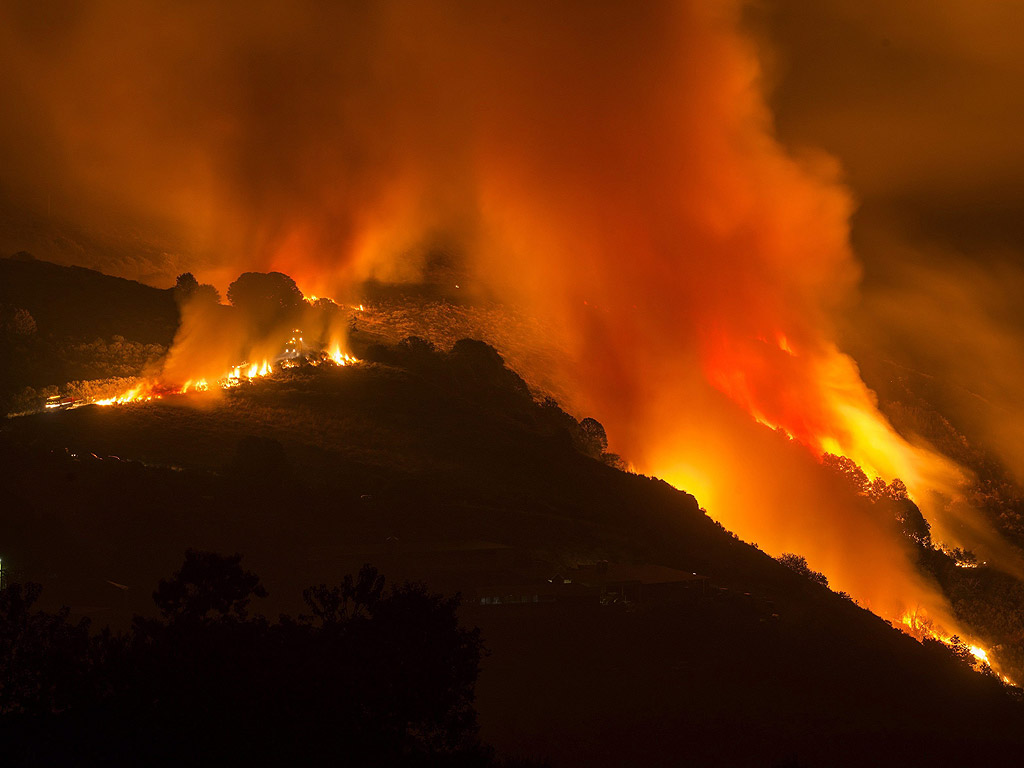 Пожари бушуват в Пуебла де Тривес, Галисия, Испания. Девет горски пожара продължават в област Галисия, където са изгорели над 4200 хектара гори