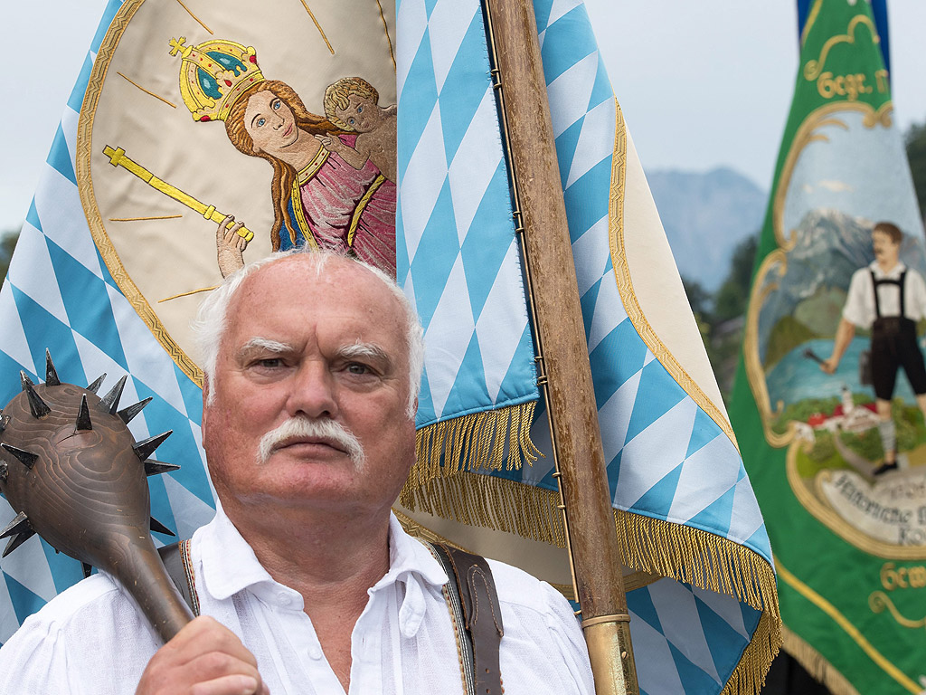 Човек имитира историческото "Ковача на Кохел" носещ знамето на Мария по време на традиционния парад на носията за Успение Богородично в Кохел ам Зее, Германия