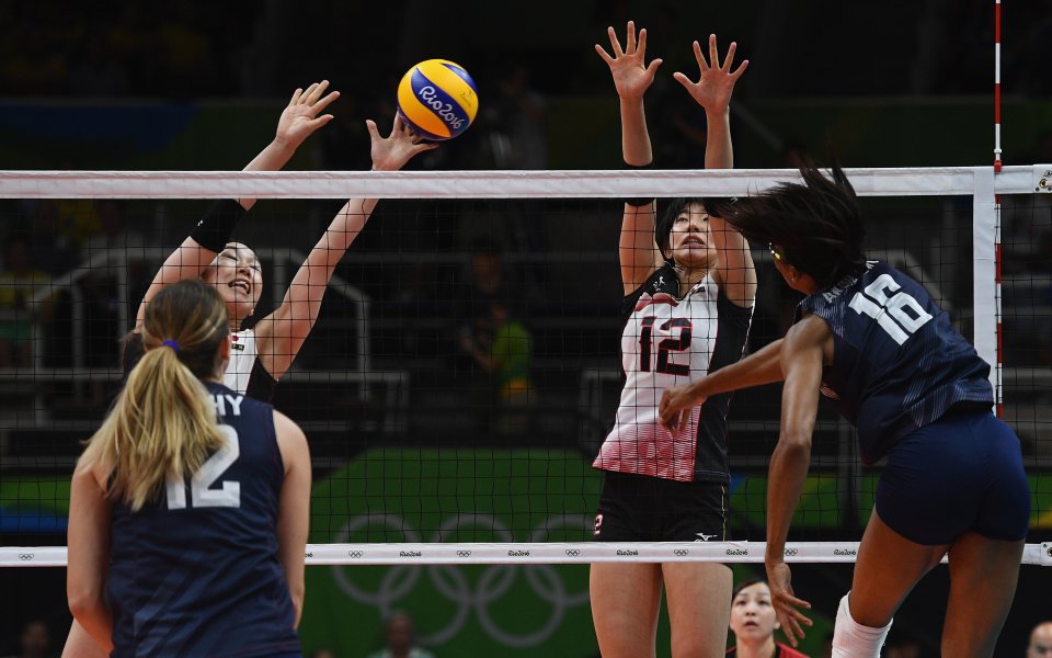 Волейболният тим на САЩ продължи с наказателната си акция в Рио