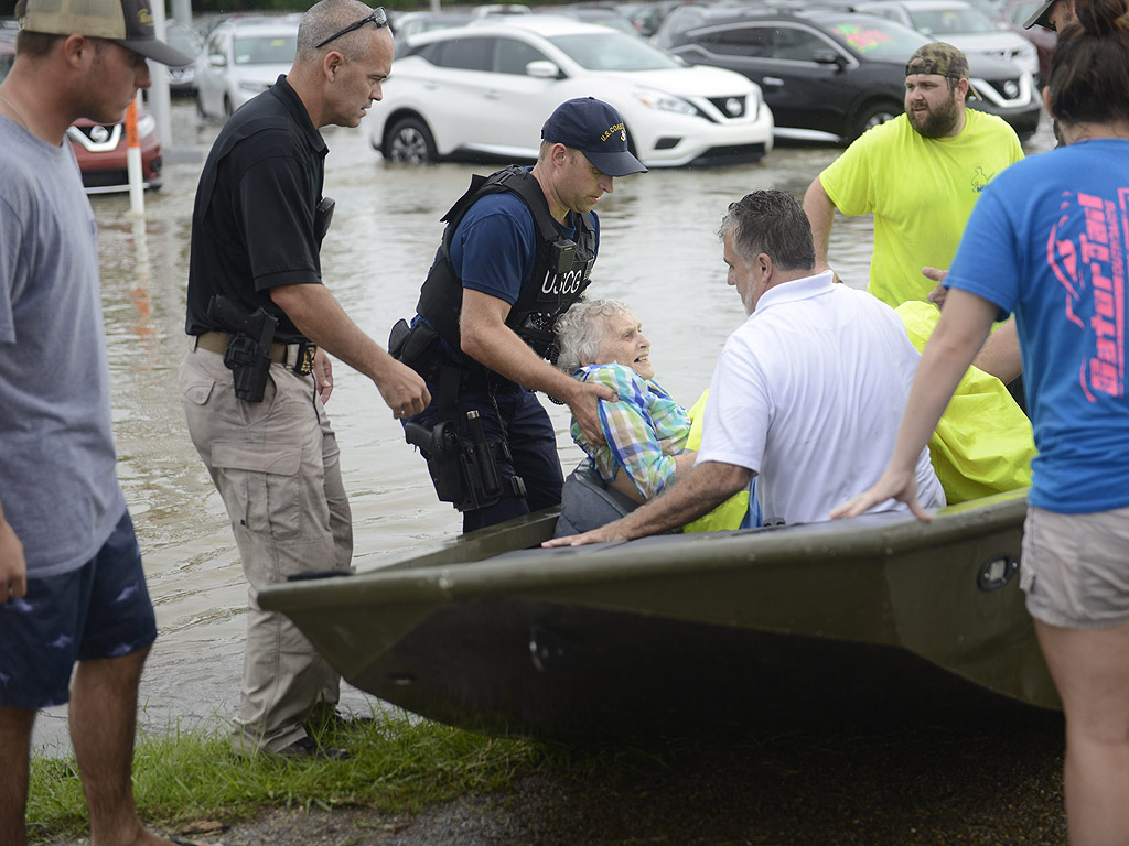 Според губернатора на щата Джон Едуардс, броят на жителите на Луизиана, евакуирани от района на бедствието, са повече от 30 хиляди. Около половината от тях са в специални убежища.