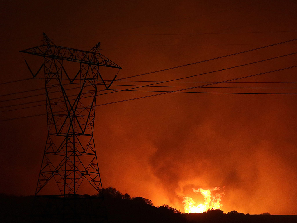 Евакуират се над 80 000 души заради горските пожари източно от Лос Анджелис. Огънят се разпространява бързо, разпалван от силни ветрове и температури от над 37 градуса