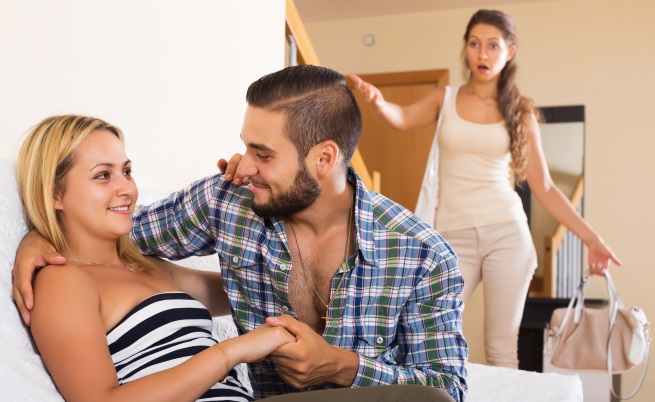 Проучване разкрива с какви занимания мъжете най-често извиняват изневерите си