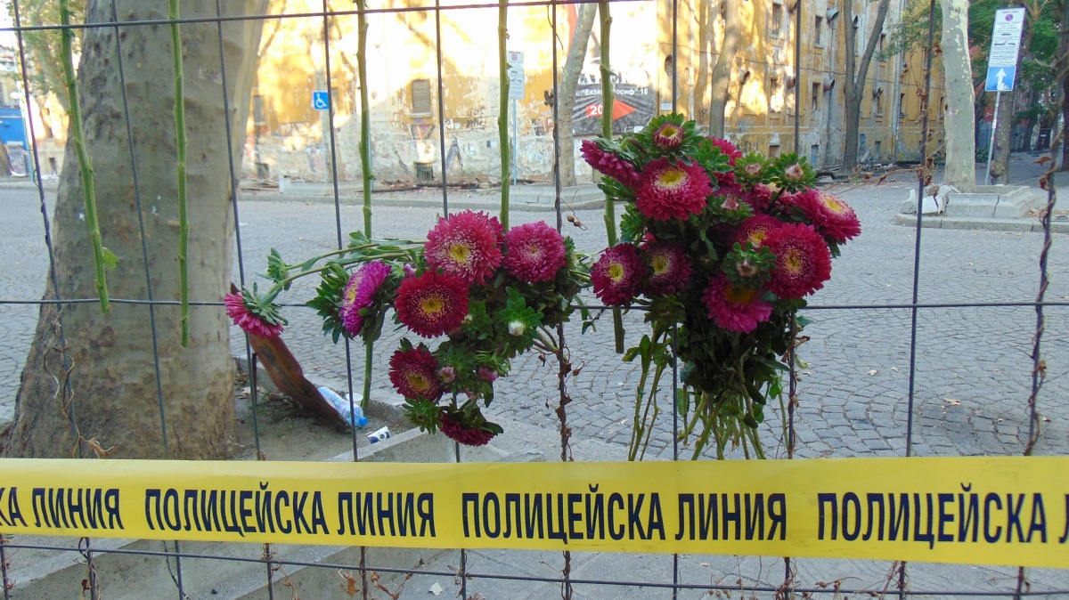 Граждани оставяха цветя пред опожарените сгради на тютюневите складове.