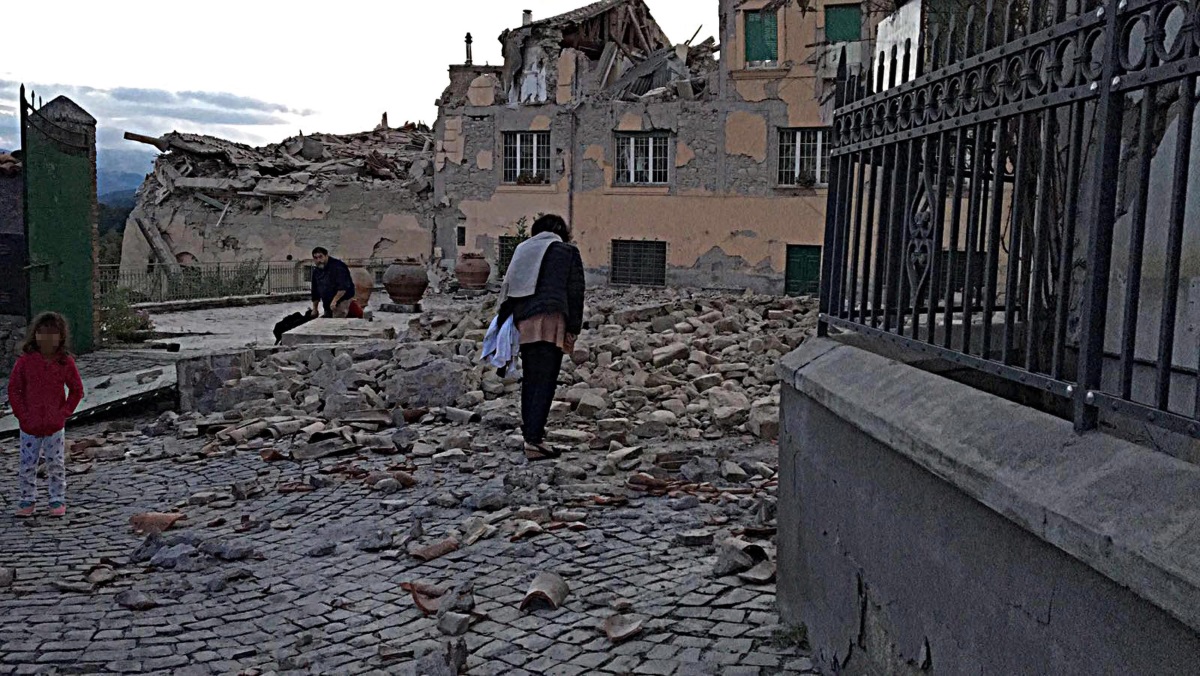 Силно земетресение с магнитуд 6,2 разтърси планински район в Централна Италия рано тази сутрин и отне живота на най-малко шестима души, предаде ДПА. Двама души са загинали в провинция Асколи Пичено, съобщи държавната информационна агенция АНСА, като се позовава на италианските карабинери. Четирима души са загинали в град Акумоли, съобщи кметът, цитиран от Ройтерс.