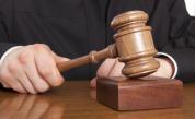 <p>Адвокат хвърли обувка по върховния съдия на Индия</p>