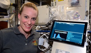 Астронавтът Кейт Рубинс и апаратурата за секвениране на ДНК на борда на МКС