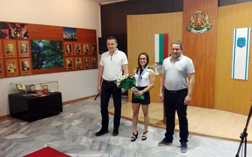 Елица Янкова с почетен знак от кмета на Варна