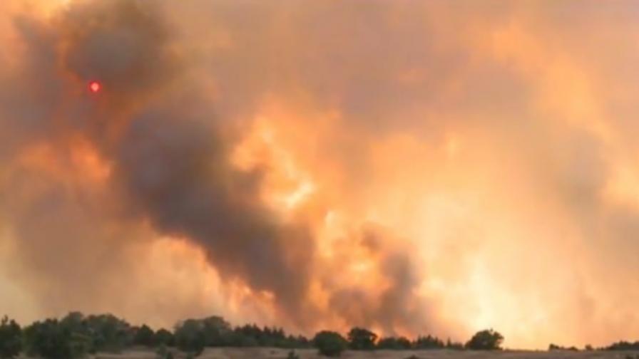 Огромен пожар край хасковско село, евакуират хората