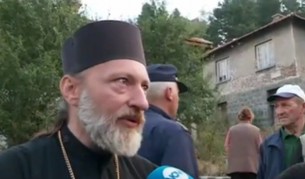 Миряни: Поп дава парите от дарения за марков алкохол