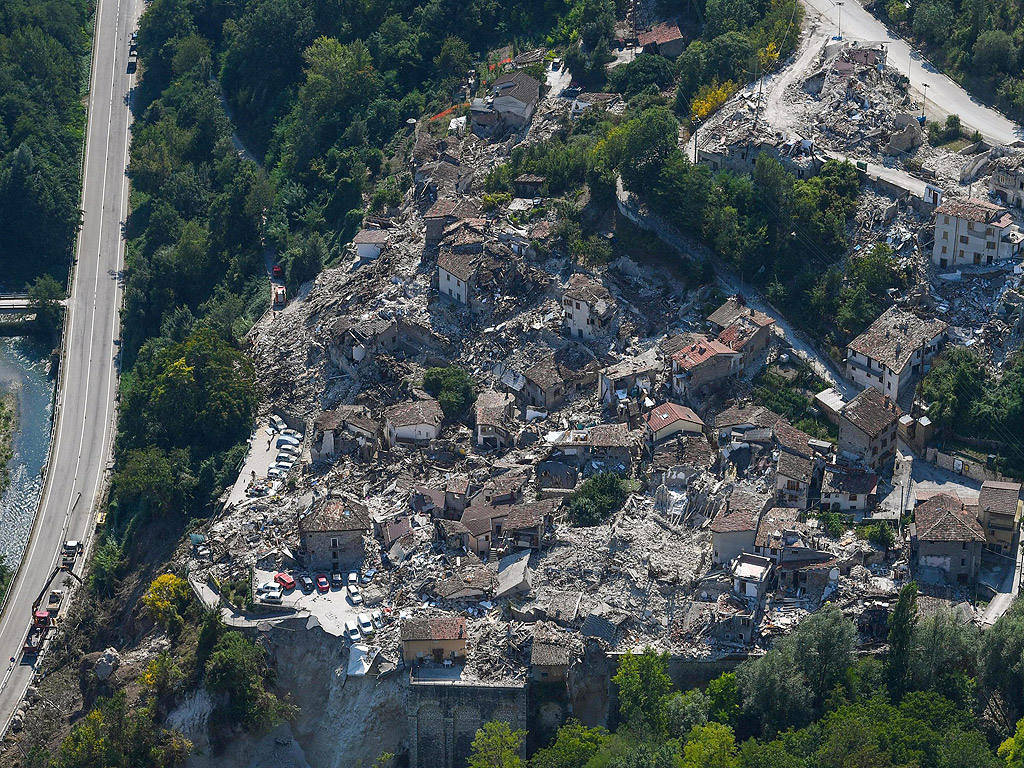 Снимка от въздуха на Аматриче, Италия. Спасителни екипи продължават своите операции в планинското село в централната част на Италия. Разрушителното земетресение с магнитуд 6.0 по Рихтер удари рано сутрин на 24 август Аматриче и жертвите досега общо са 293, според официални източници